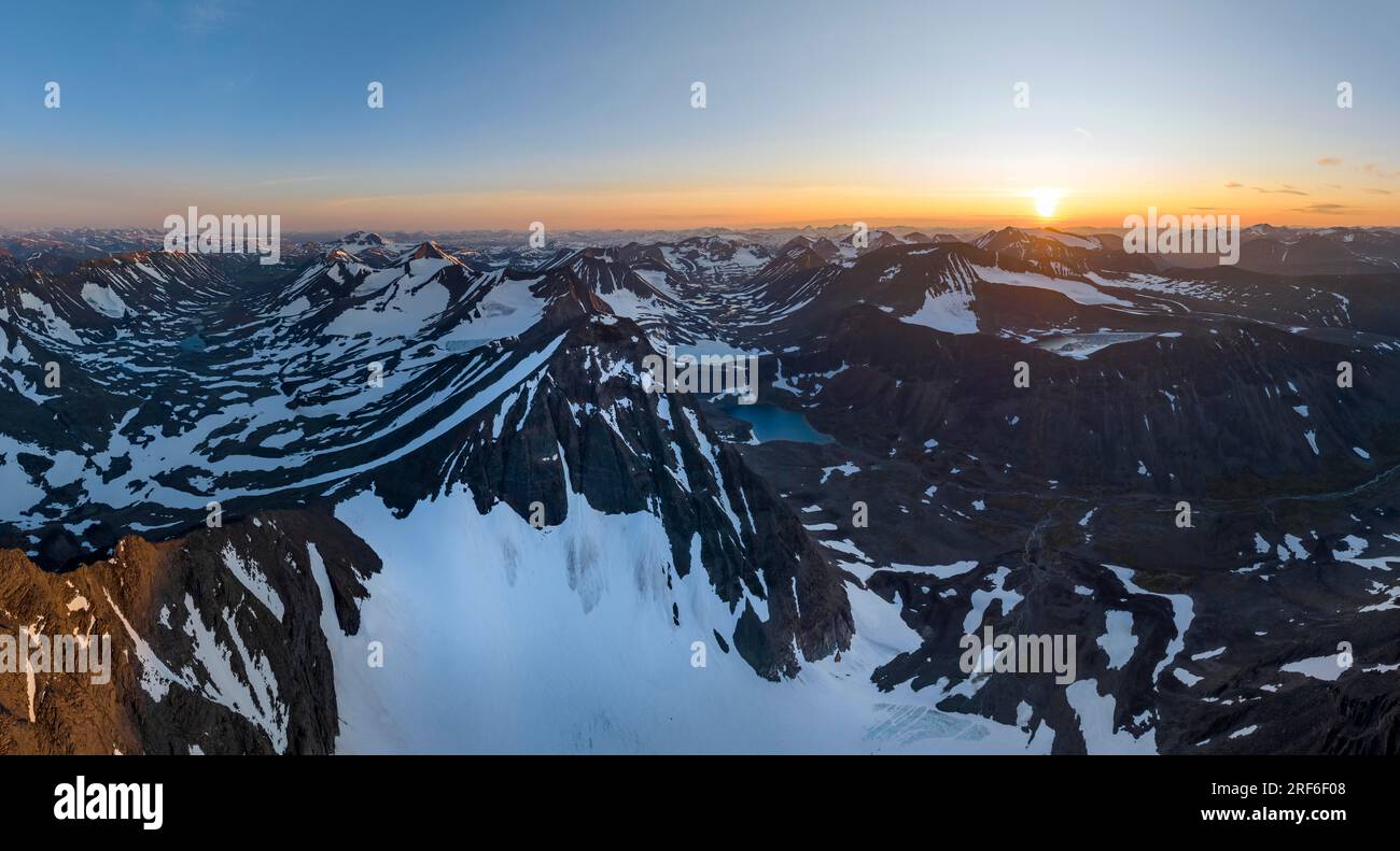 Vista aerea delle cime della Lapponia svedese, vista sulla valle Unna Raeitavagge, anche Unna Reaiddavaggi, al sole di mezzanotte, montagna Pyramiden e. Foto Stock