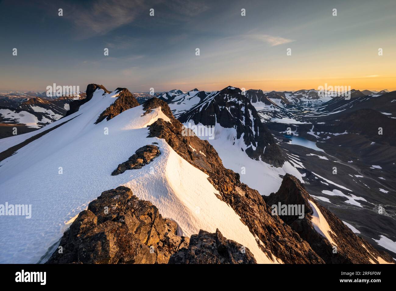 Ammira la valle Unna Raeitavagge, anche Unna Reaiddavaggi, durante il sole di mezzanotte, il monte Niibbas, le piramidi e i Knivkammen, Kebnekaise Massif Foto Stock