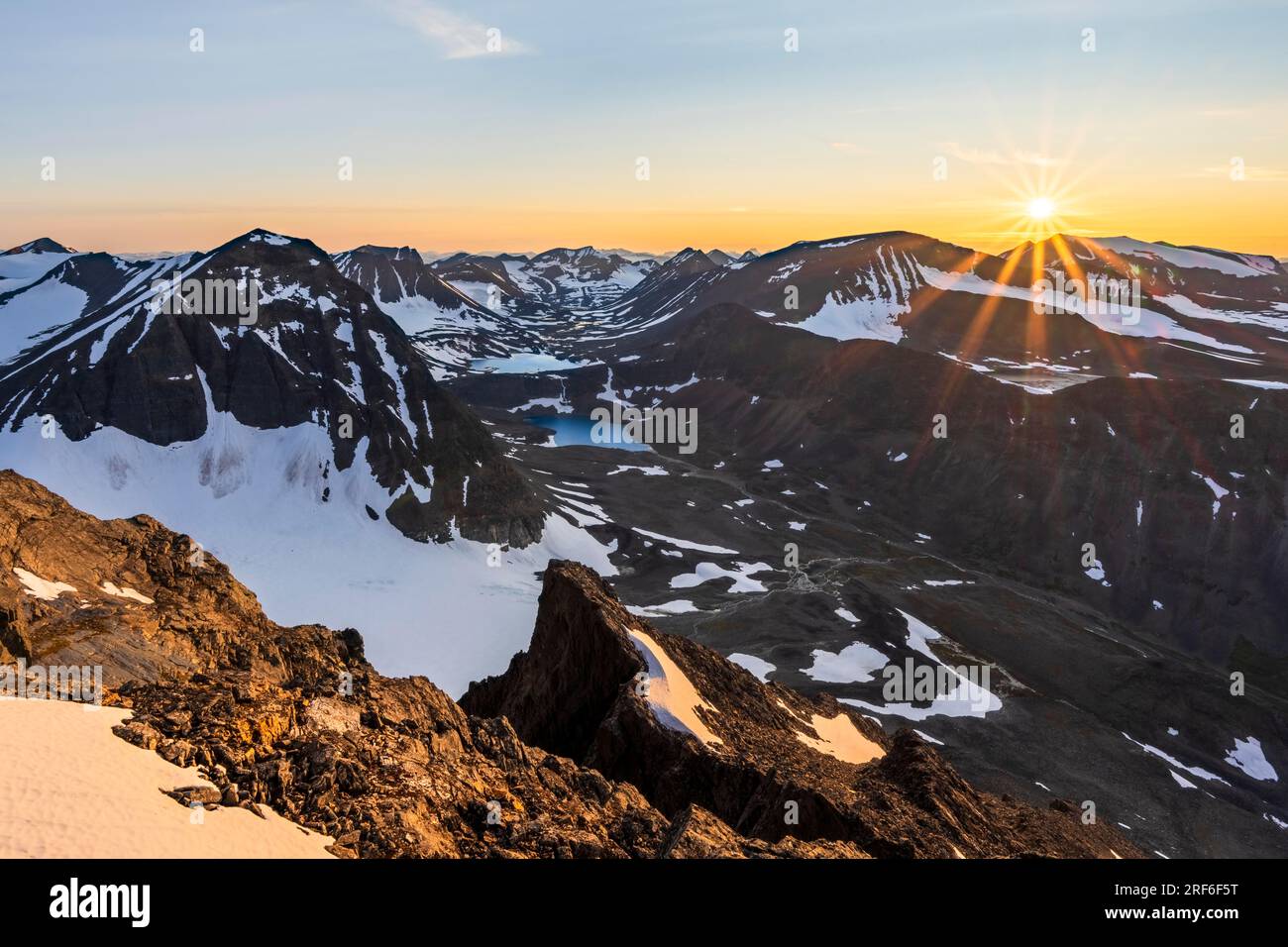 Vista sulla valle Unna Raeitavagge, anche Unna Reaiddavaggi, durante il sole di mezzanotte, la montagna Pyramiden e Knivkammen, il massiccio Kebnekaise, la Lapponia Foto Stock