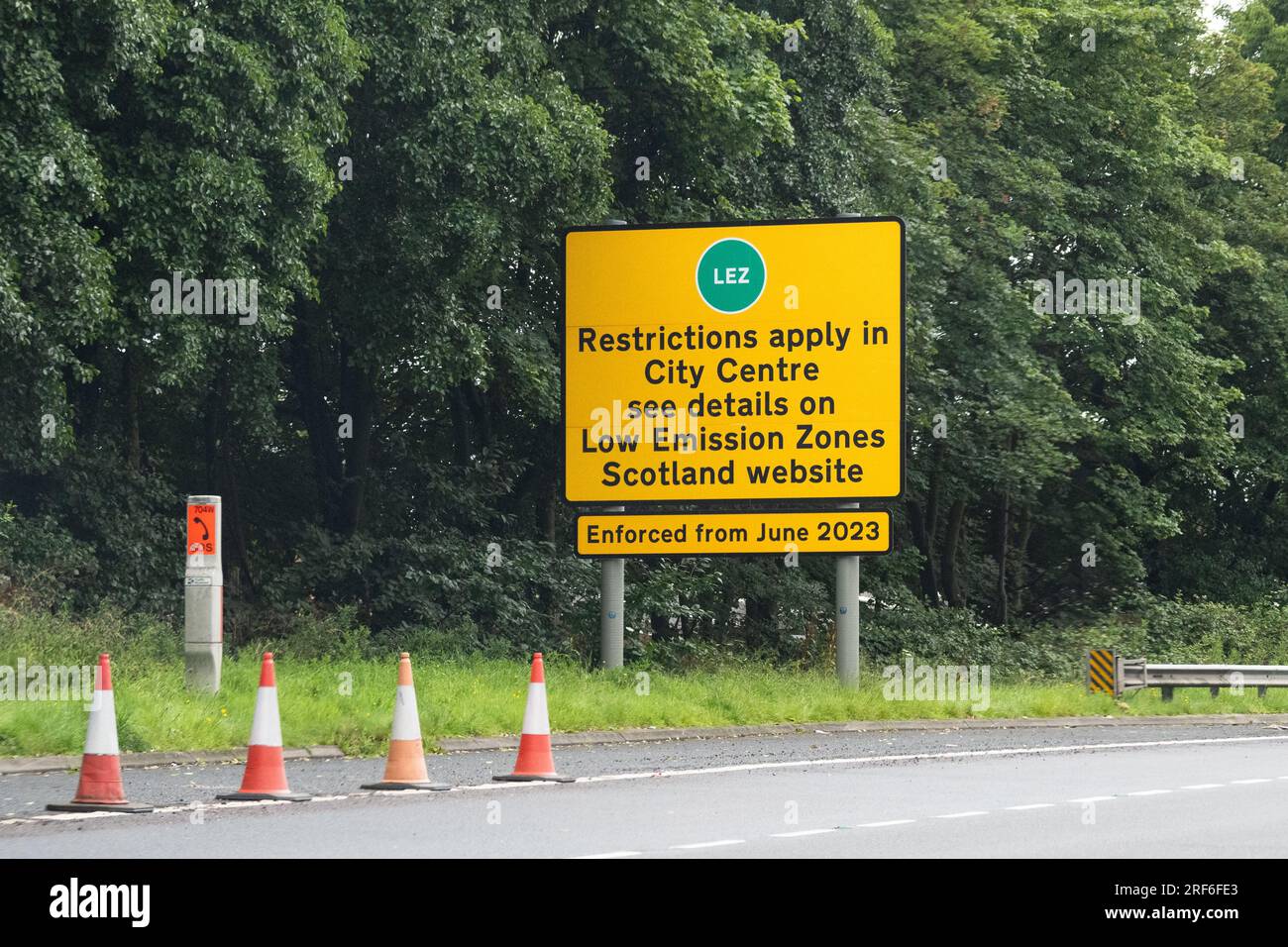 Indicazione Glasgow LEZ sull'autostrada M8, Glasgow, Scozia, Regno Unito Foto Stock