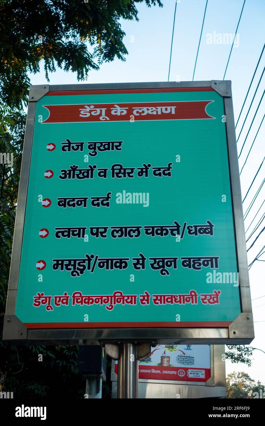 28 giugno 2023.città di Dehradun, Uttarakhand India. Cartellone segnaletico stradale hindi che promuove le precauzioni Dengue. Foto Stock