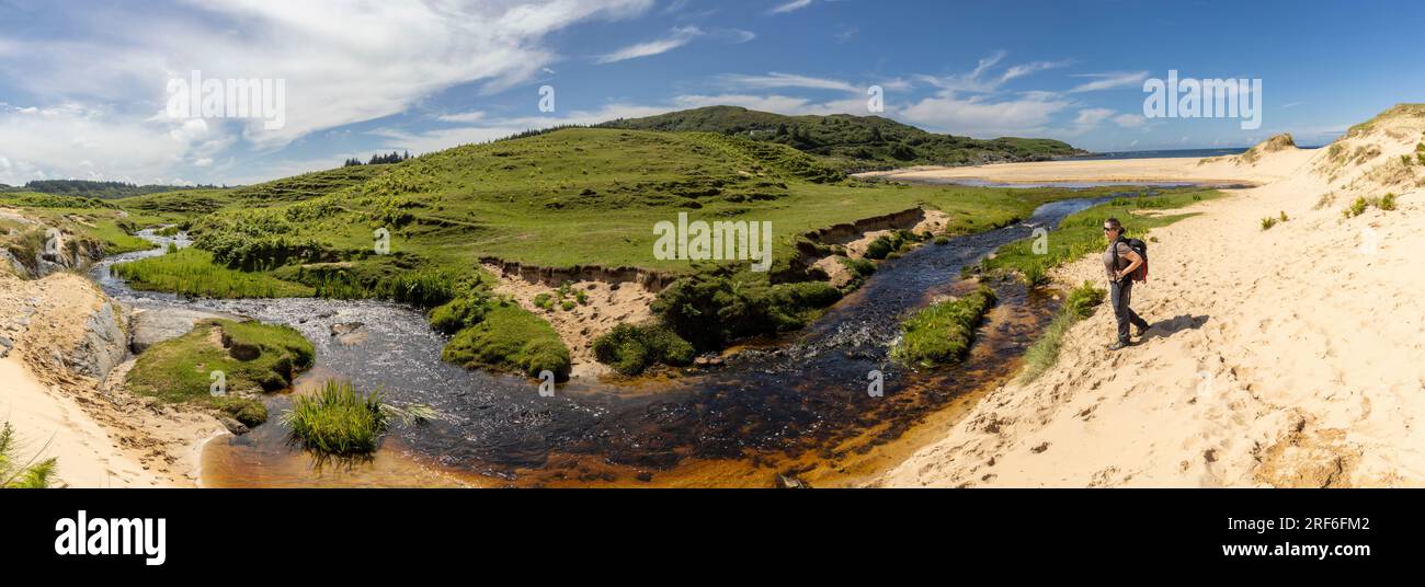 Foto panoramica di una donna a Kiloran Bay sull'isola di Colonsay in Scozia Foto Stock