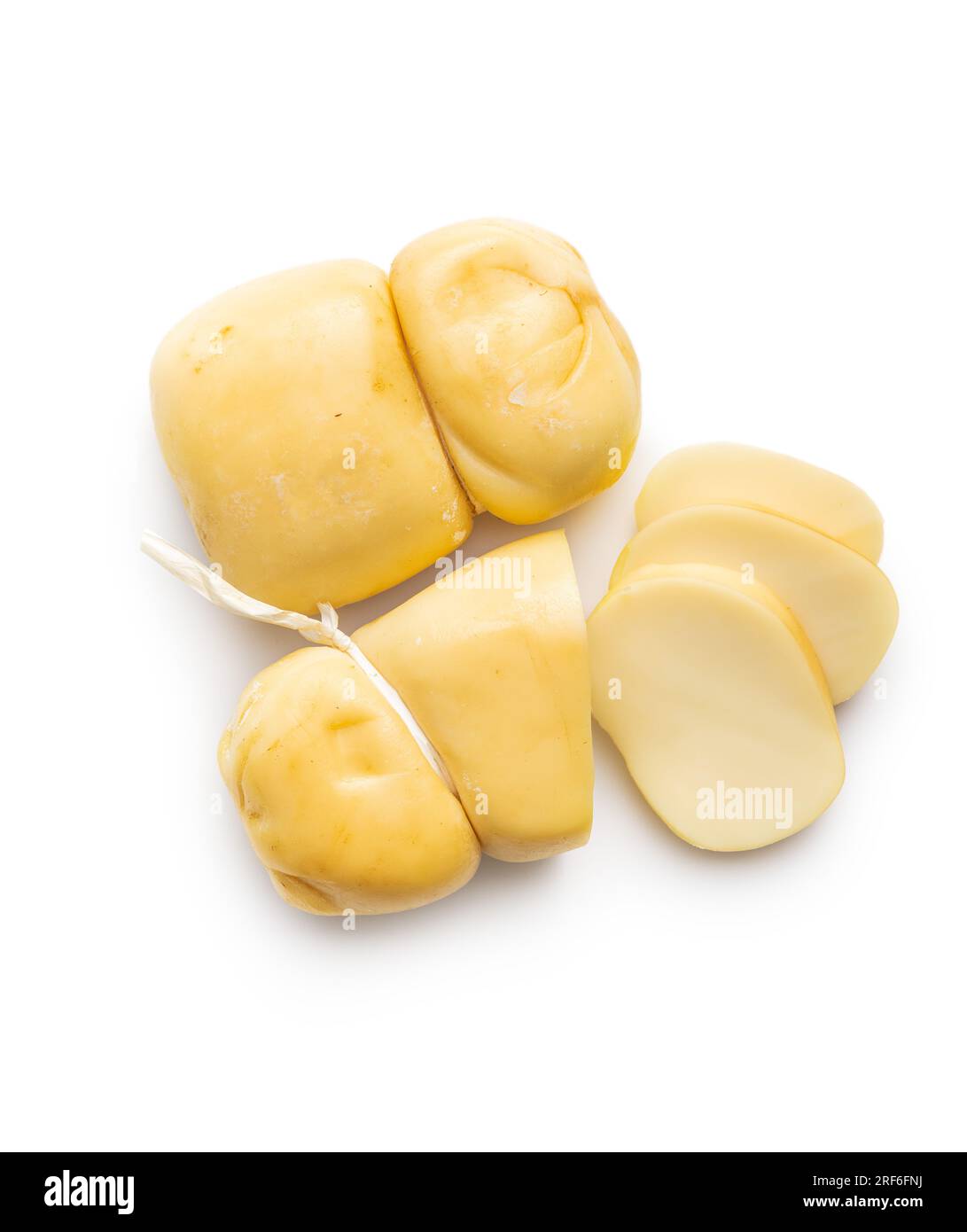 Formaggio scamorza affumicato isolato su fondo bianco. Foto Stock
