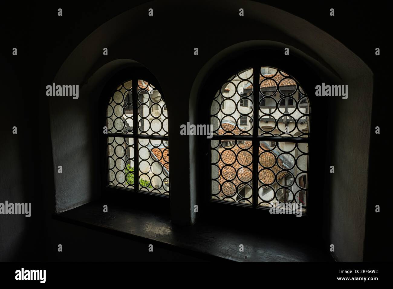 Vecchia finestra nella camera buia del castello, vista dall'interno dell'edificio. Foto Stock