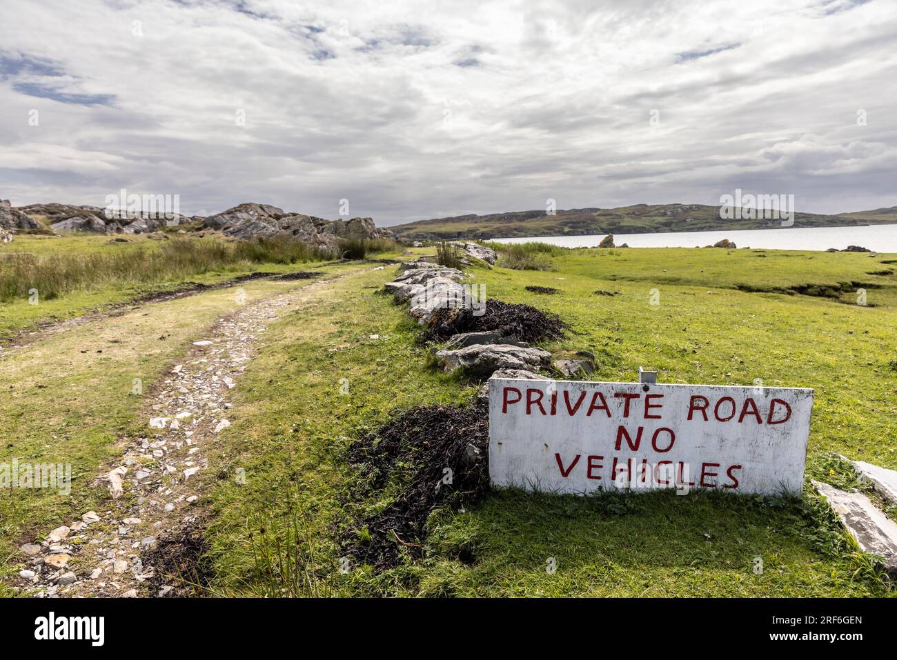 Cartello stradale "private Road, no vehicles" sull'isola di Colonsay in Scozia Foto Stock