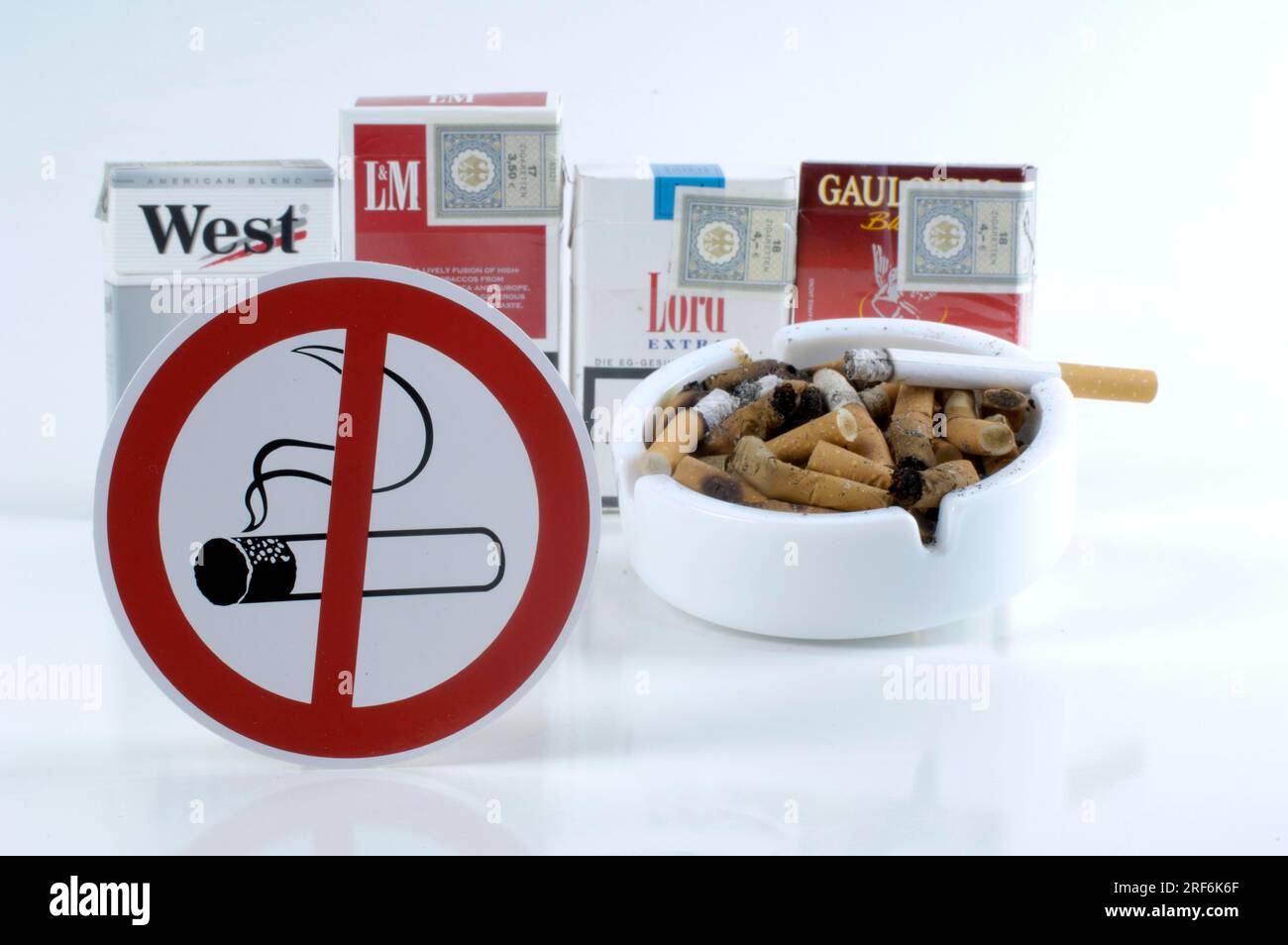 Posacenere e cartello "non fumatori", fumatori, non è consentito fumare, sigarette, sigarette, protezione indipendente, oggetti, non fumatore Foto Stock