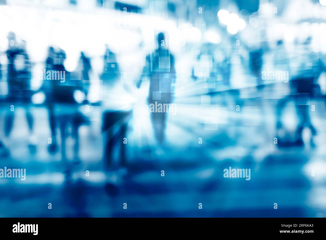sfocatura filtrata sfondo astratto delle persone, sagome irriconoscibili di persone che camminano su una strada, sfondo tecnologico con effetto movimento Foto Stock