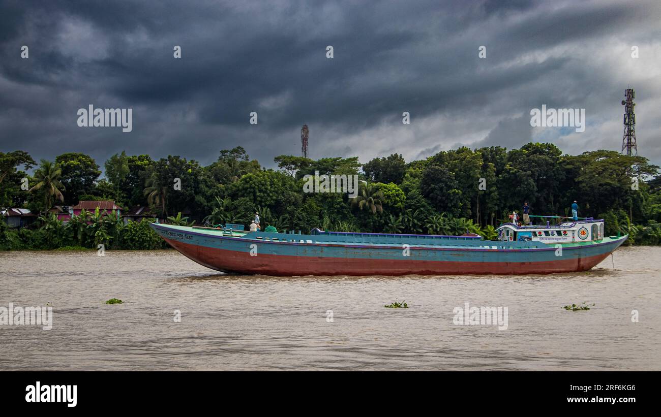 Battello fluviale sotto il cielo nuvoloso, questa immagine è stata catturata da Rahitpur, Bangladesh, Asia meridionale Foto Stock