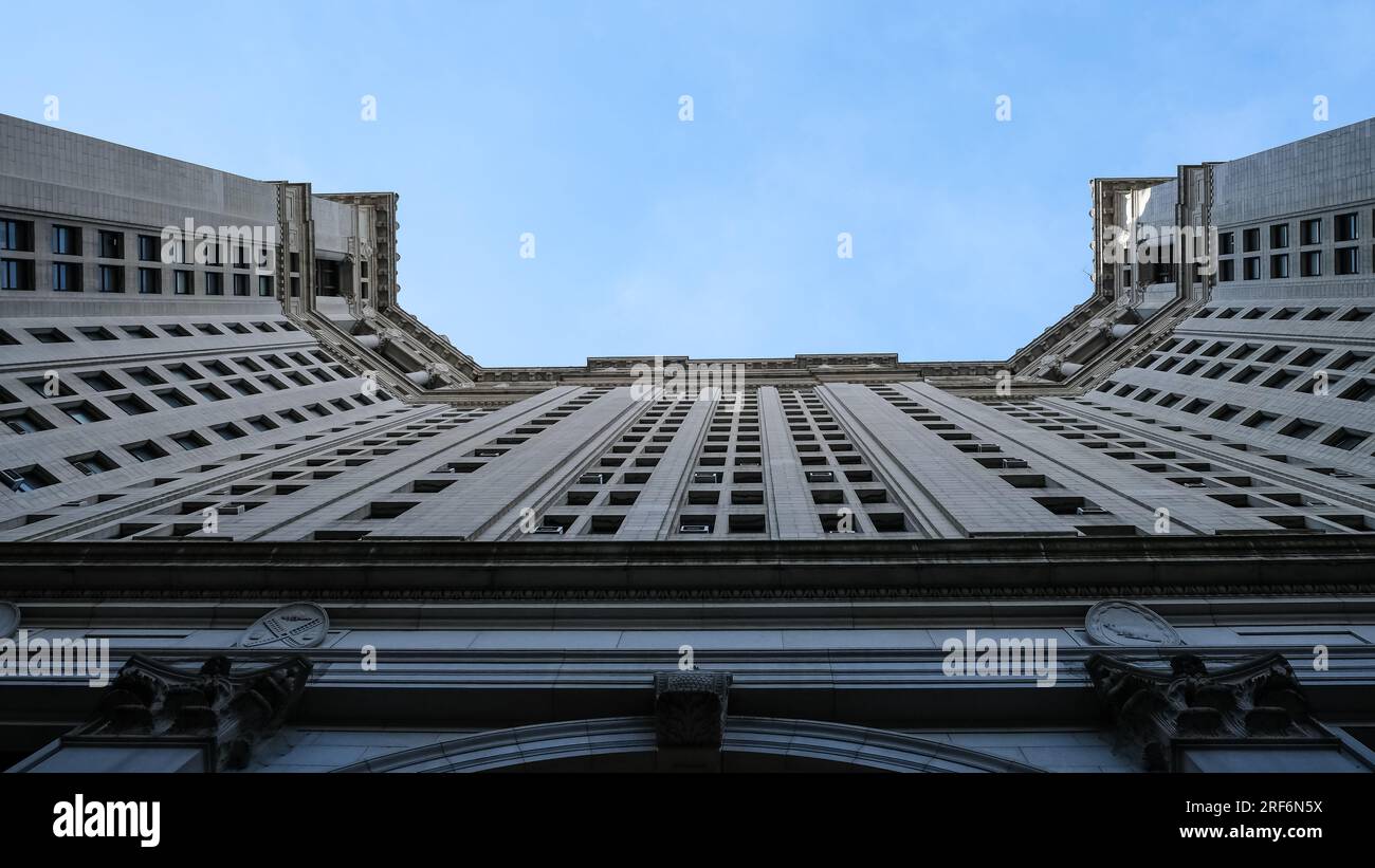 Vista del David N. Dinkins Municipal Building, un edificio di 40 piani nel quartiere Civic Center di Manhattan a New York City. Foto Stock