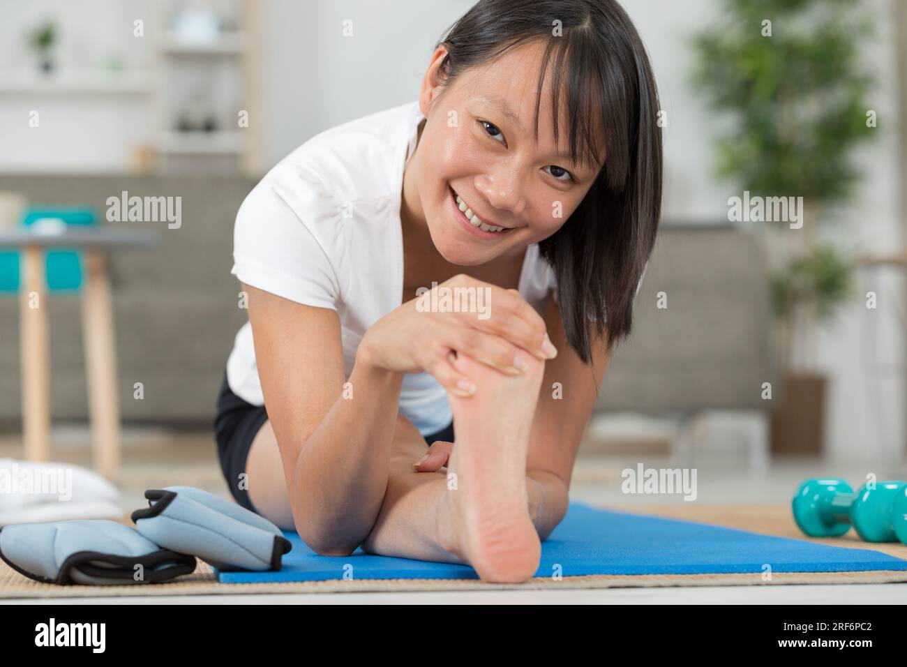 le donne che fanno esercizi di aerobica si riscaldano con la ginnastica per la massima flessibilità Foto Stock