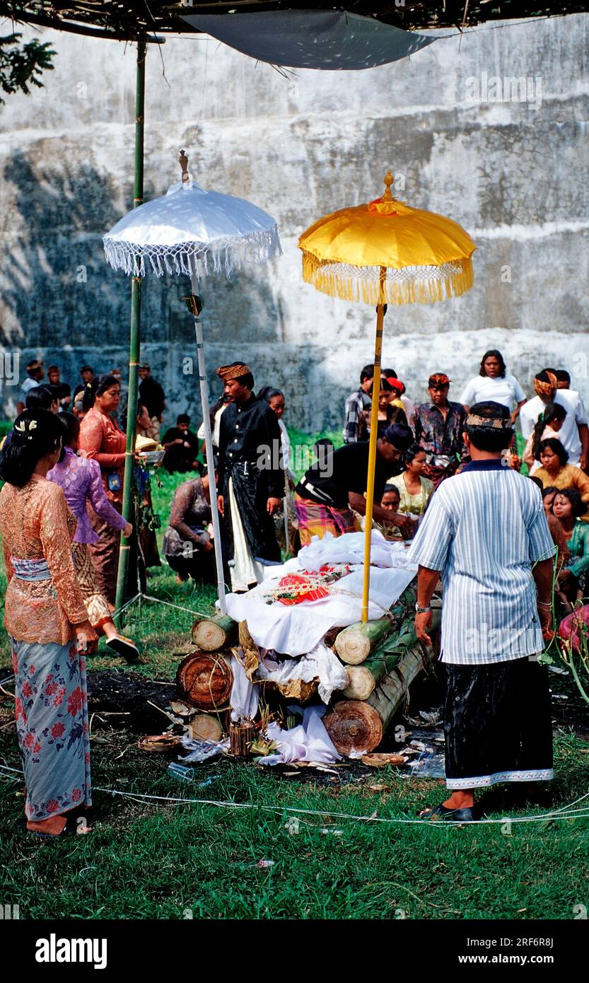 Bruciare una persona morta, rituale indù, Bali, Ubud, cremazione, Indonesia Foto Stock