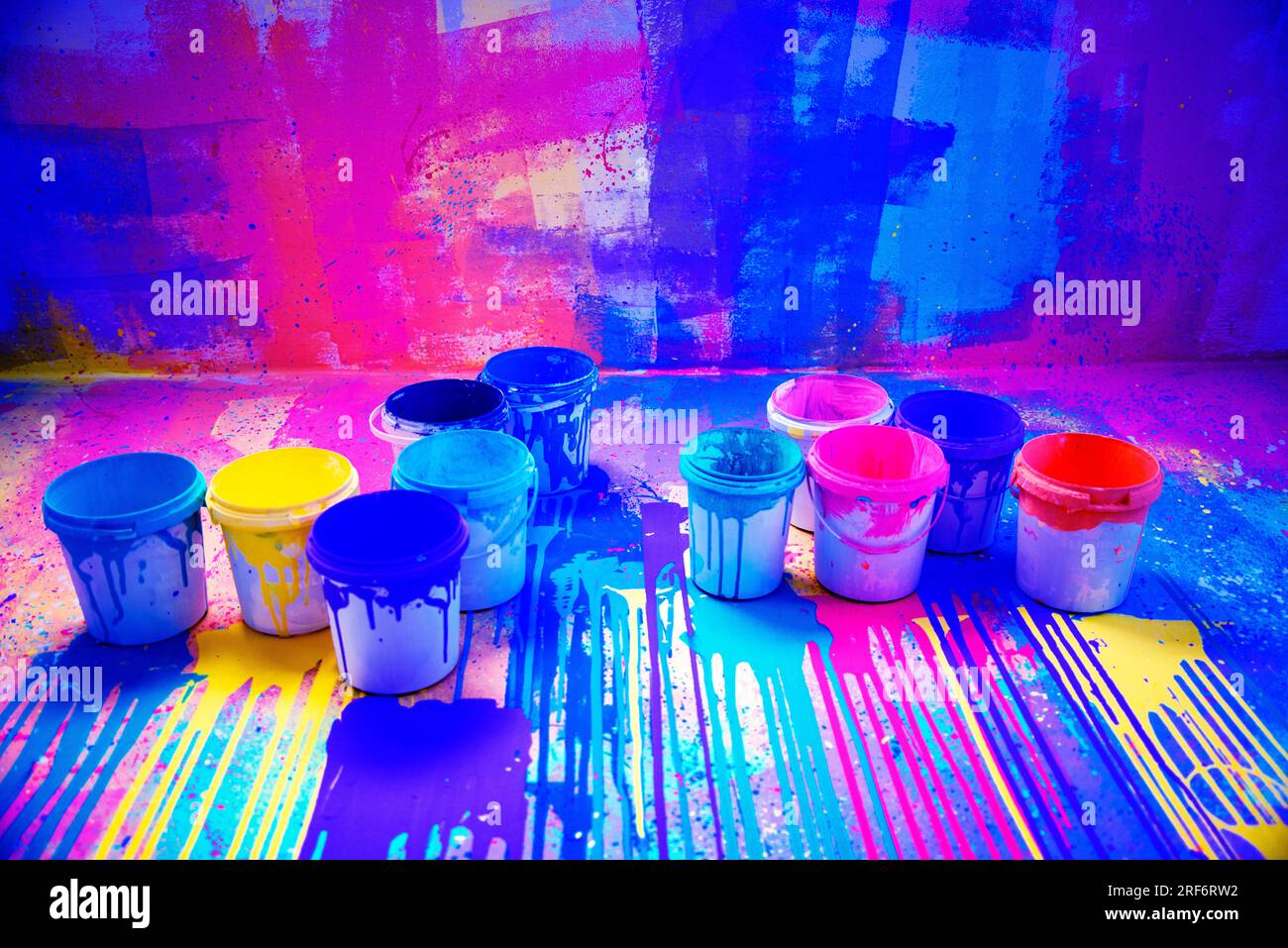 Schizzi astratti di acquerello sfondo colorato, gocce di vernice colorate spruzzi di inchiostro grunge card design. Foto Stock