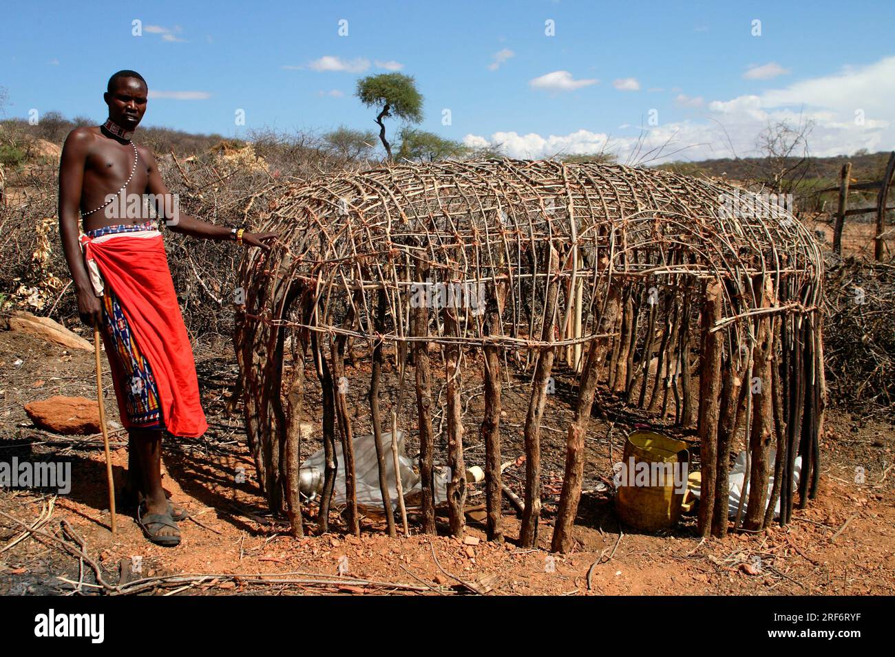 Uomo Samburu e capanna semilavorata, tribù Samburu, Parco Nazionale Samburu, riserva di caccia Samburu, Kenya Foto Stock