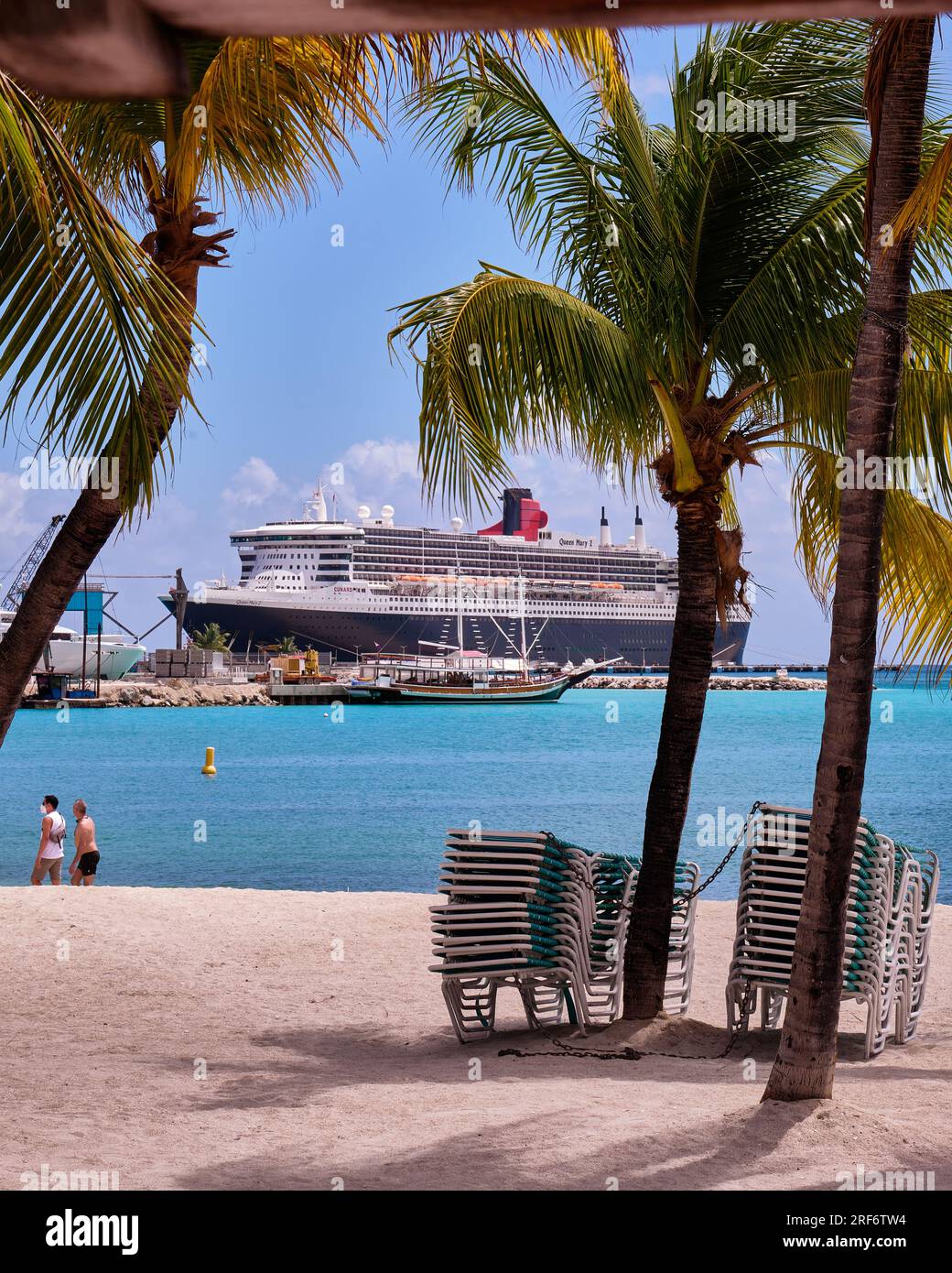 Una nave da crociera vista dalla spiaggia di Sint Maarten Foto Stock