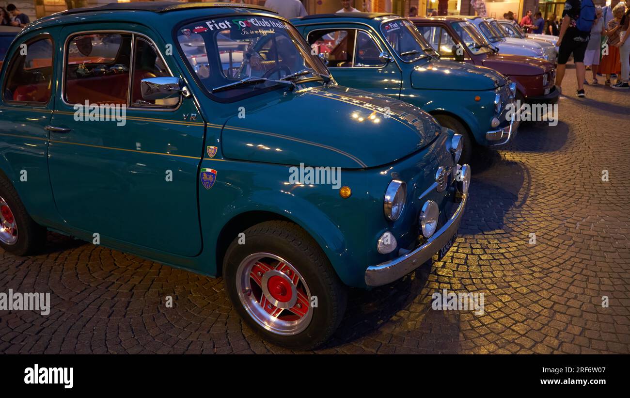 Modelli classici Fiat 500 esposti a Forlí, Italia Foto Stock