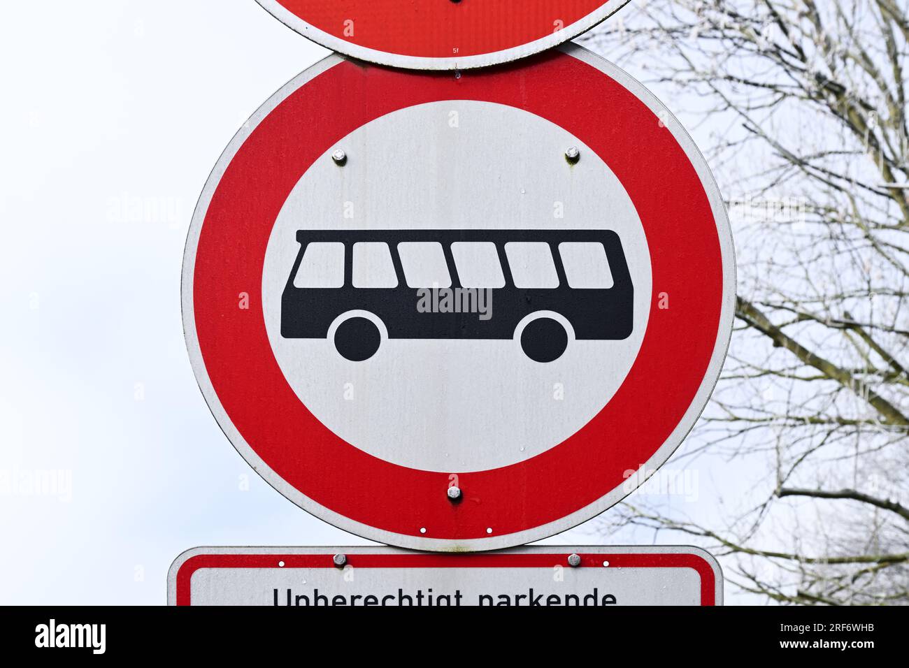 Verkehrszeichen Einfahrt für Busse verboten Foto Stock