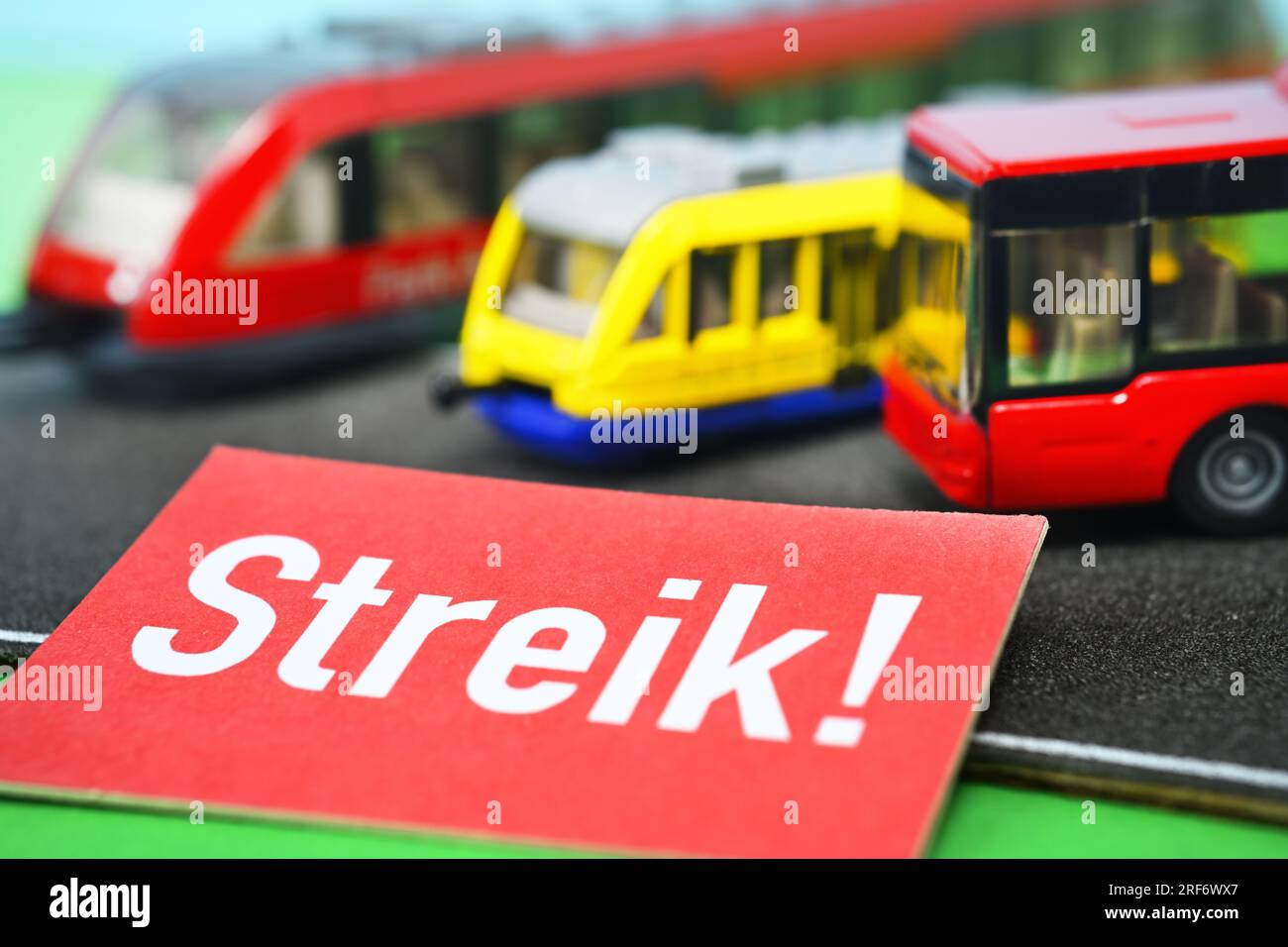 Mineraten von Bus und Bahn mit einem Streik-Schild, Streik im ÖPNV Foto Stock