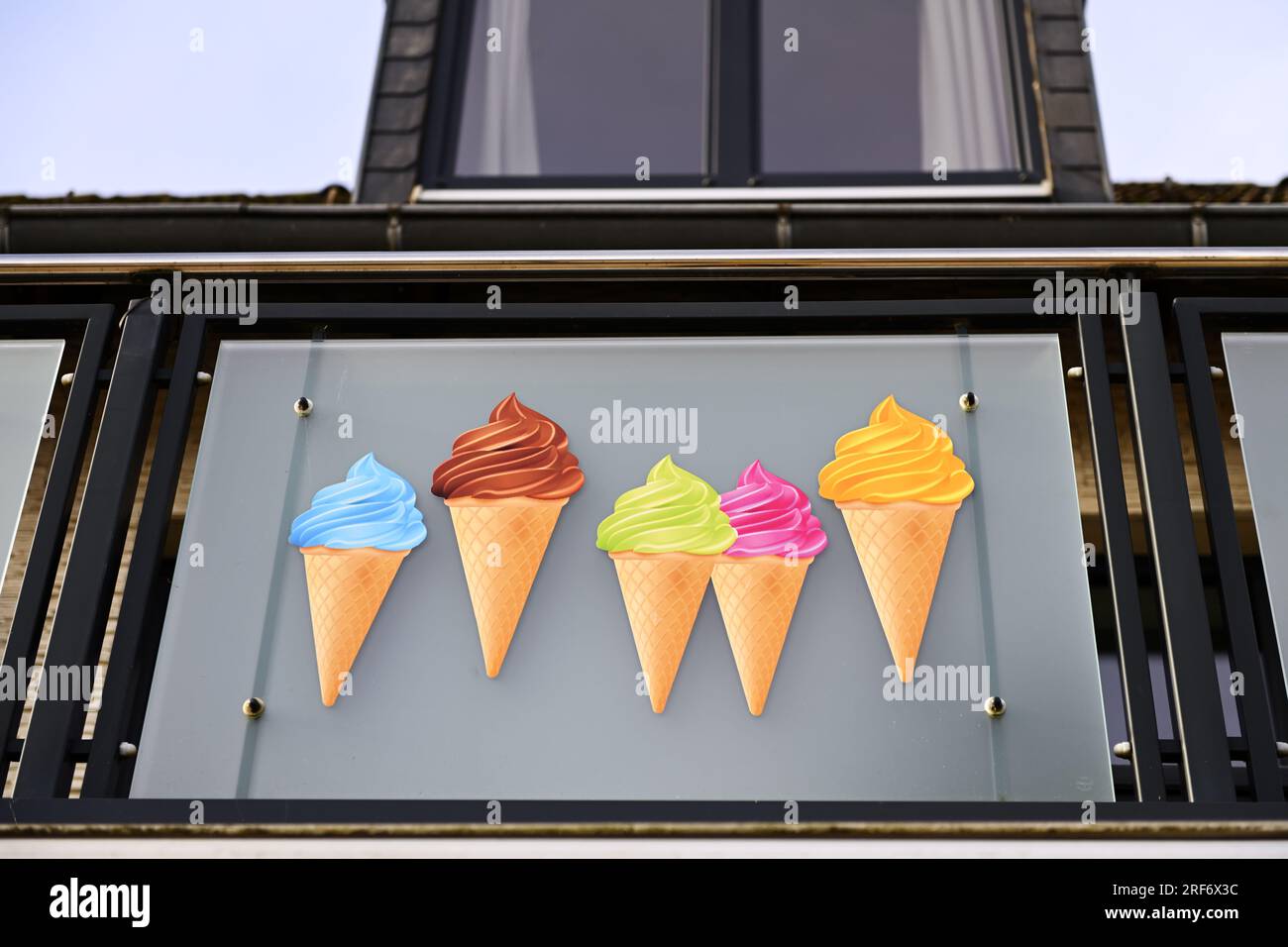 EIS-Werbung an einem Eiscafe Foto Stock
