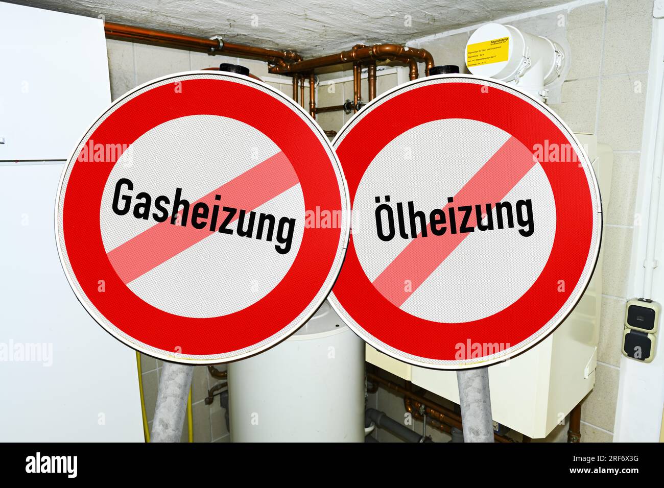 FOTOMONTAGE, Verbotsschilder vor Gasheizung, Symbolfotos für Verbot von neuen gas- und Ölheizungen Foto Stock