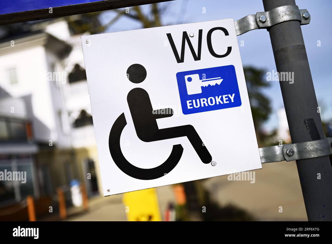 Wegweiser zu einem Behinderten-WC mit Eurokey-Zugang in Scharbeutz, Schleswig-Holstein, Deutschland Foto Stock