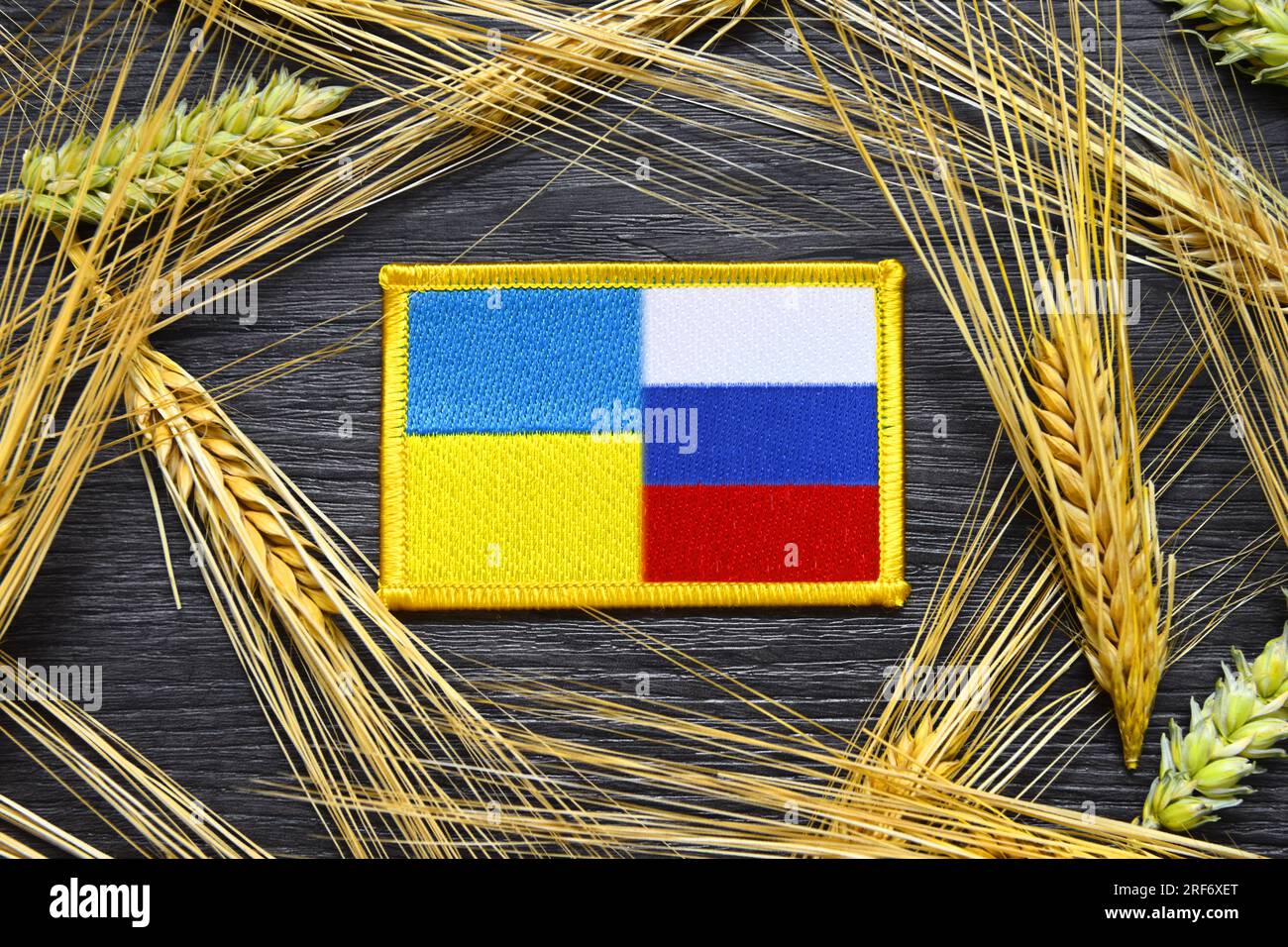 Die Fahnen von Ukraine und Russland umgeben von Kornähren, Symbolfoto Getreide-Deal Foto Stock