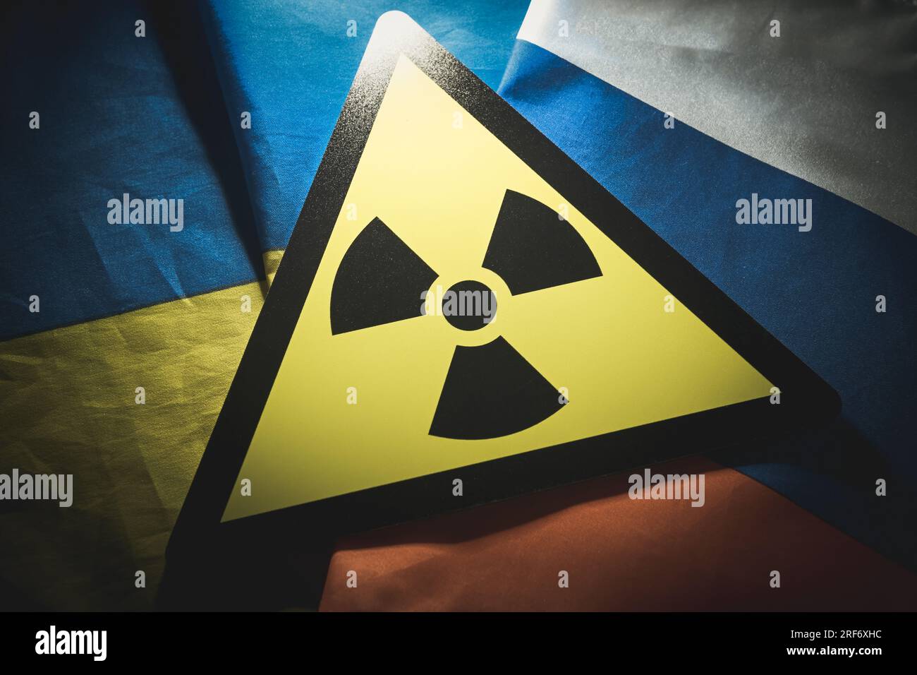 Radioaktivitätszeichen auf den Fahnen von Russland und der Ukraine Foto Stock