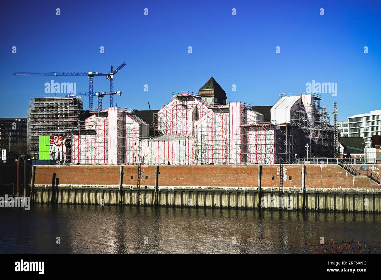 Zu Bauarbeiten verhüllte Deichtorhallen in der Altstadt von Hamburg, Deutschland Foto Stock