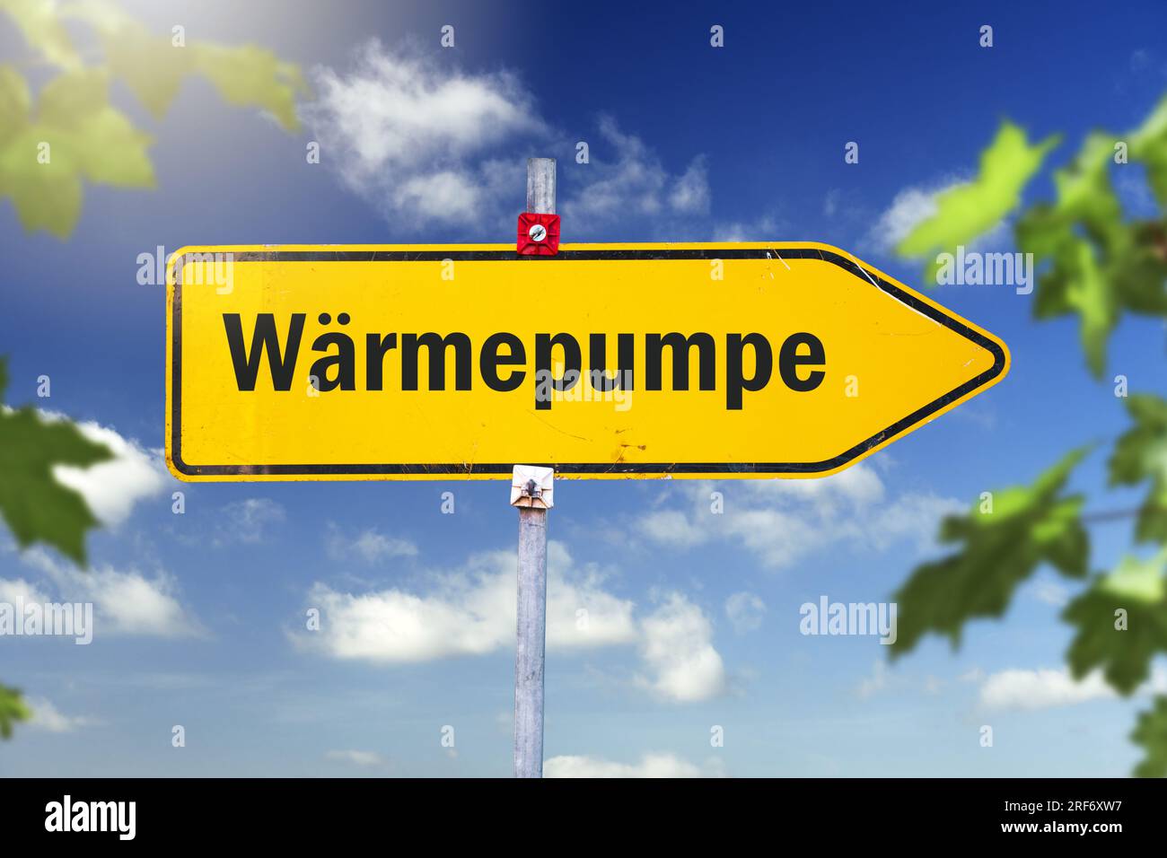 FOTOMONTAGE, Wegweiser mit Aufschrift Wärmepumpe Foto Stock