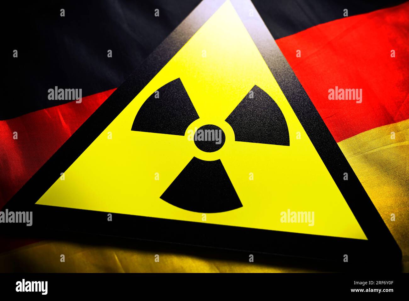 Schild mit Radioaktivitätssymbol auf Deutschlandfahne, Symbolfoto für AKW-Abschaltung und Energieversorgung Foto Stock