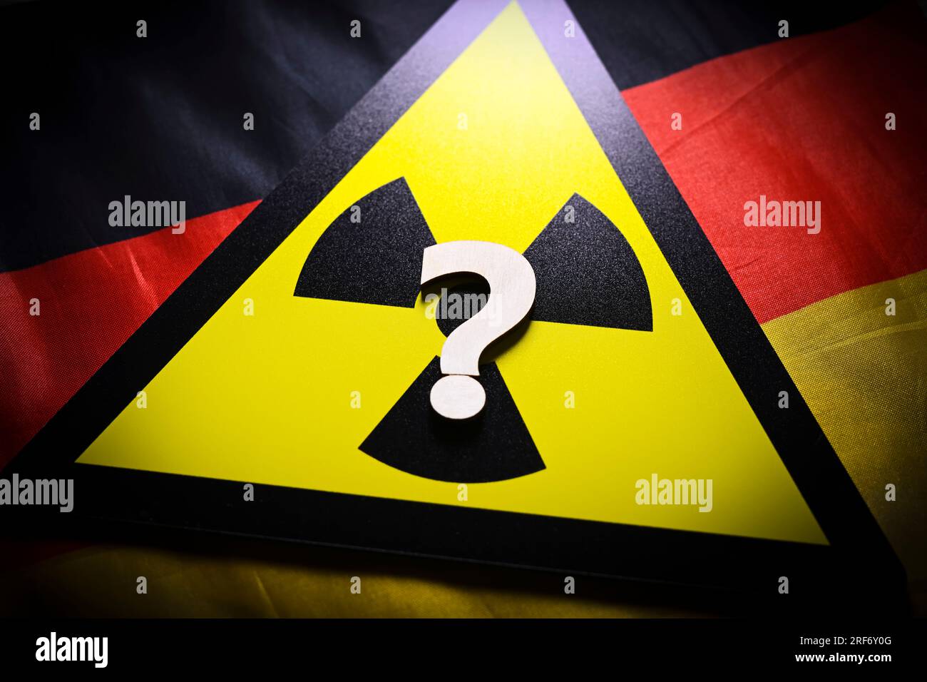 Schild mit Radioaktivitätssymbol und Fragezeichen auf Deutschlandfahne, Symbolfoto für AKW-Abschaltung und Energieversorgung Foto Stock