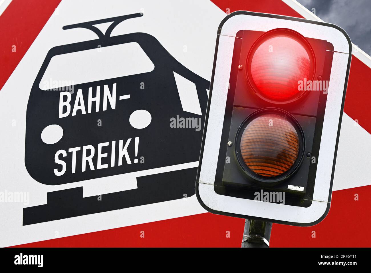 FOTOMONTAGE, Bahnschild mit Aufschrift Bahnstreik und rotes Haltesignal Foto Stock