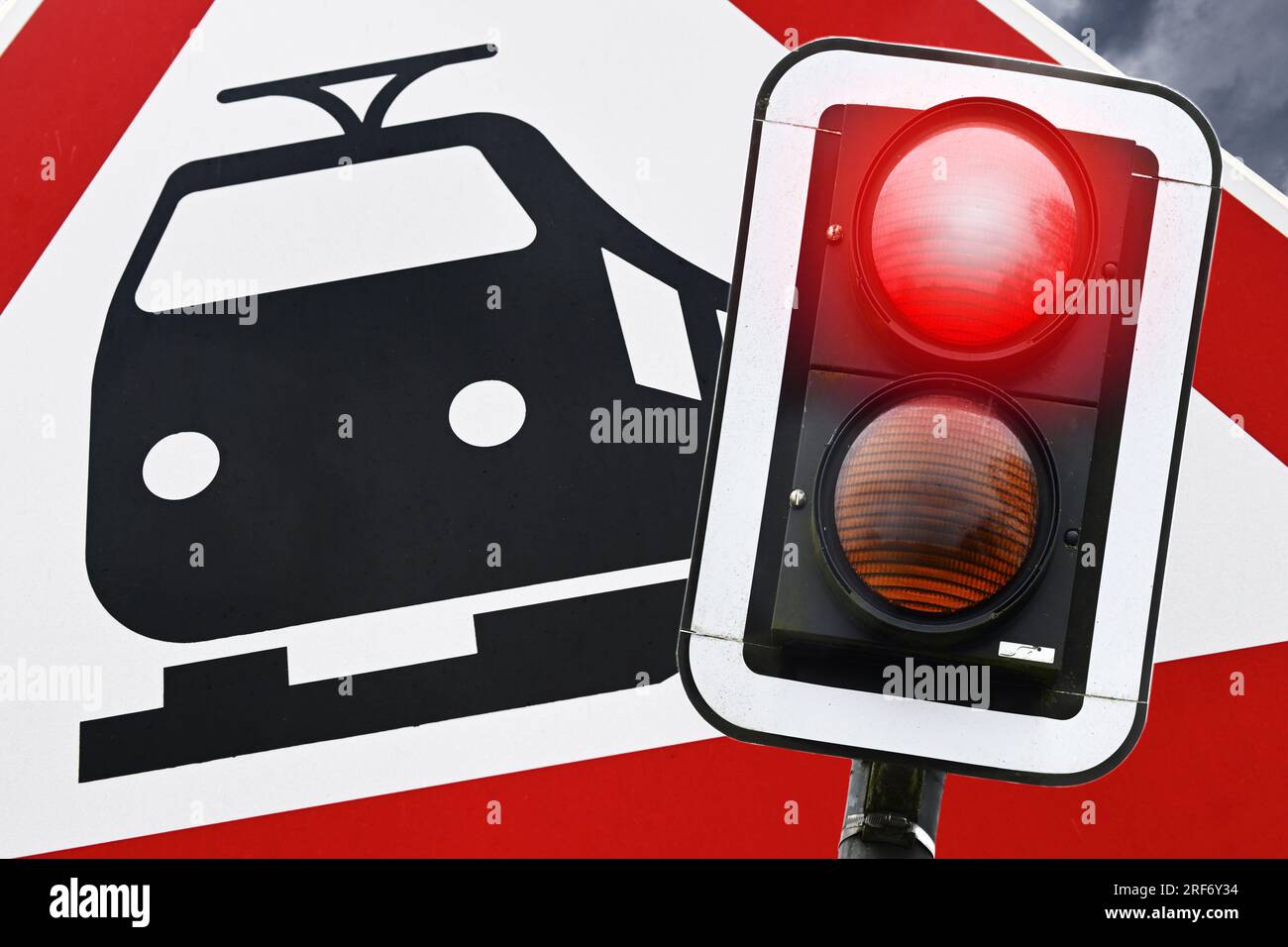FOTOMONTAGE, Bahnschild und rotes Haltesignal, Symbolfoto Bahnstreik Foto Stock