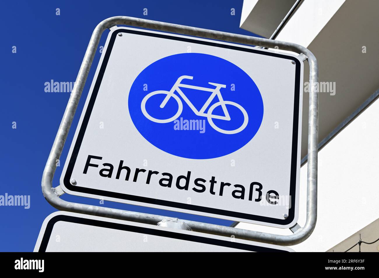 Hinweisschild Fahrradstraße an der Strandallee a Timmendorfer Strand, Schleswig-Holstein, Deutschland Foto Stock