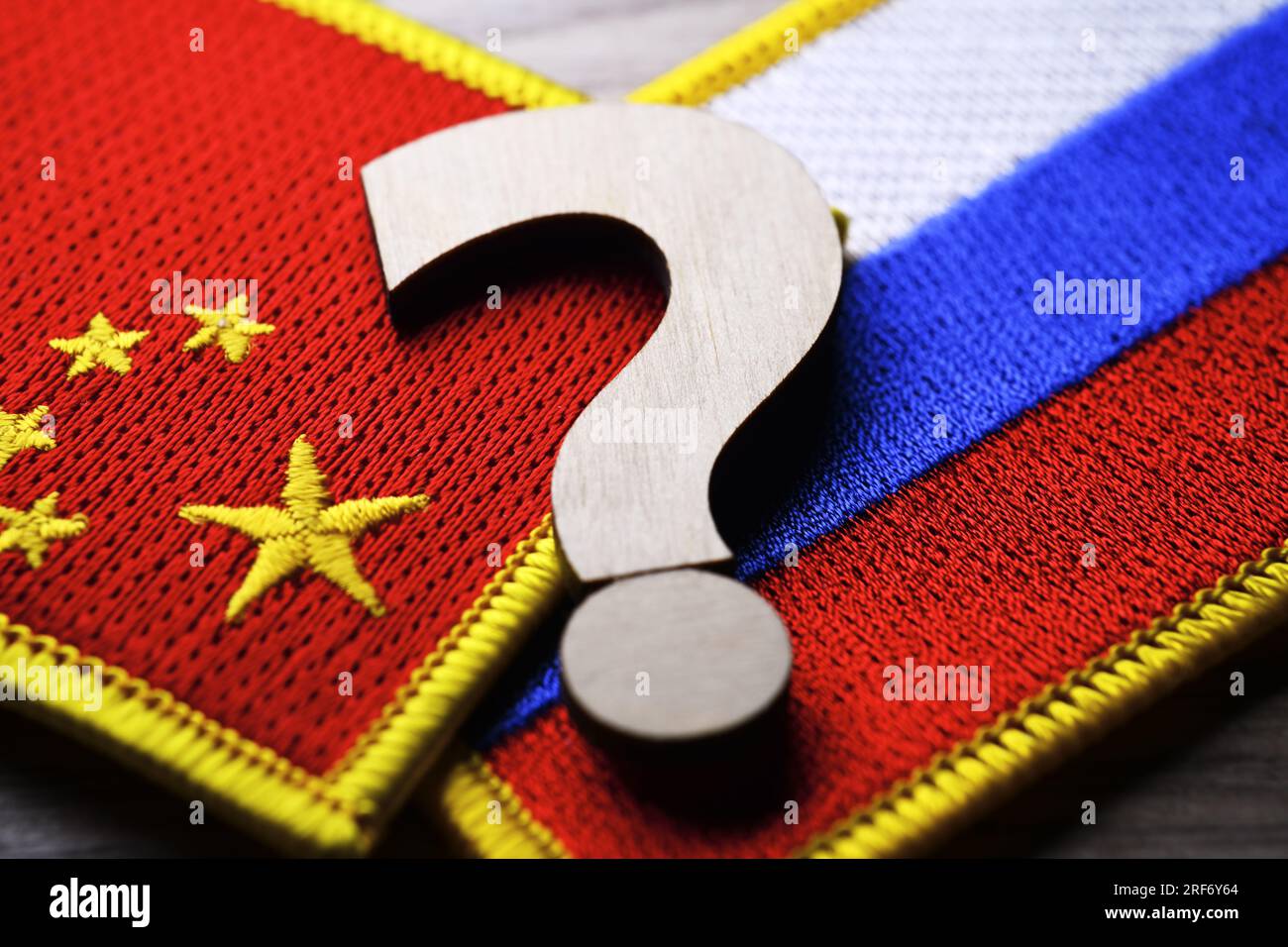 Fahnen von China und Russland mit Fragezeichen Foto Stock