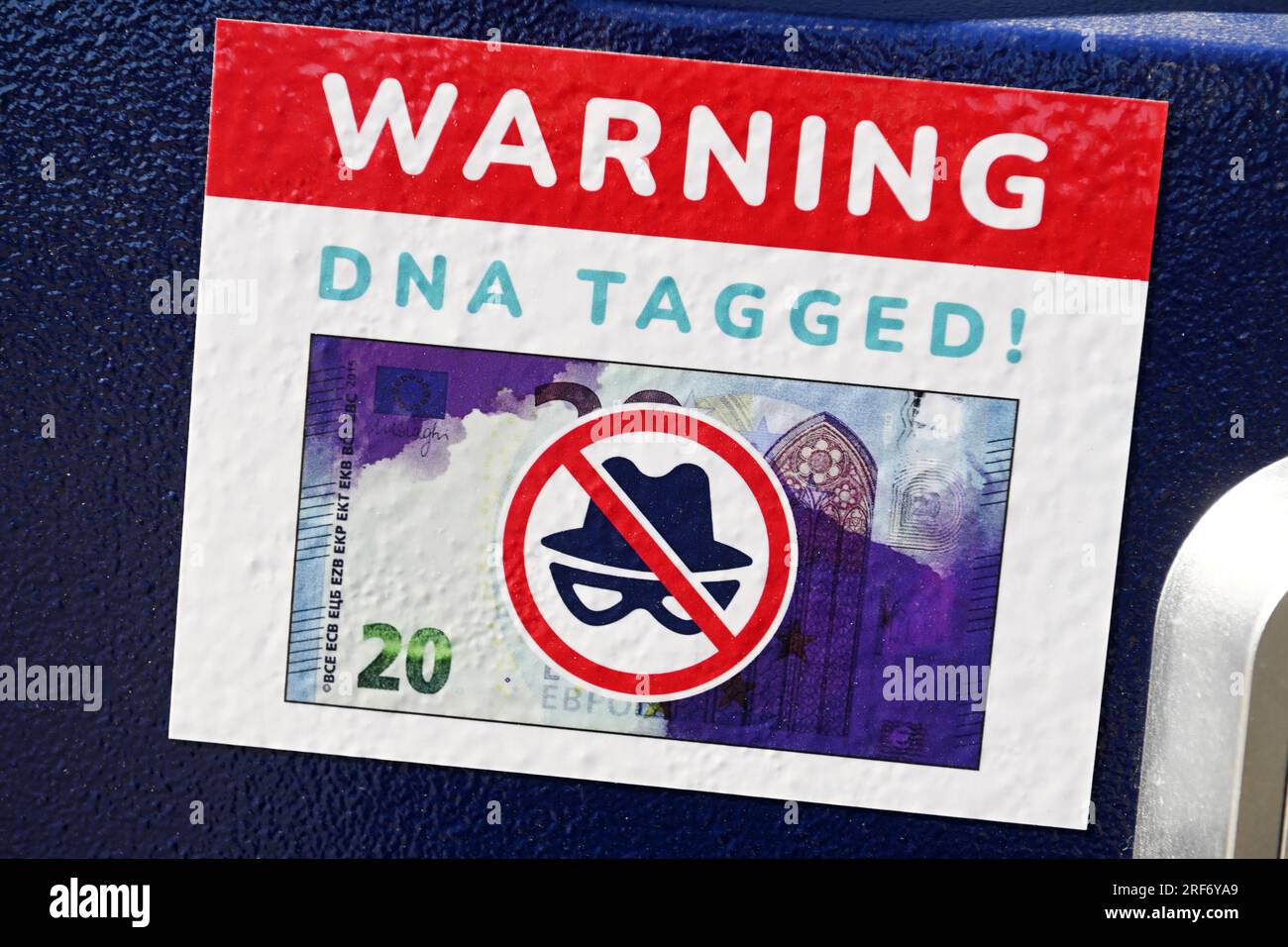 Warnaufkleber für einen mit Farbbomben und künstlicher DNA gesicherten Fahrscheinautomaten Foto Stock