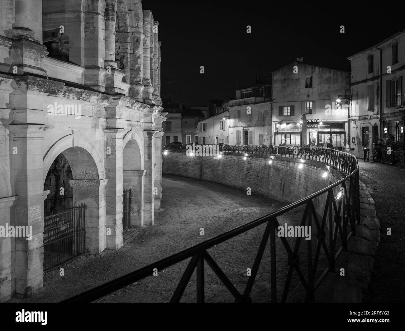 Arles, Francia - 28 febbraio 2023: L'Arena romana di Arles (Provenza, Francia) nella notte, in bianco e nero Foto Stock