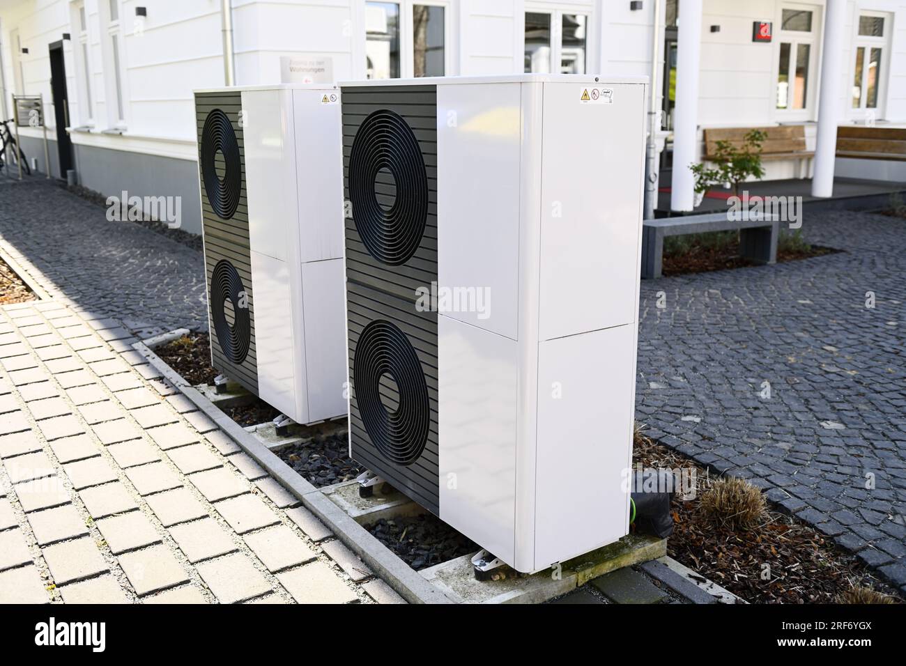 Wärmepumpe vor einem Wohnhaus ad Amburgo Foto Stock