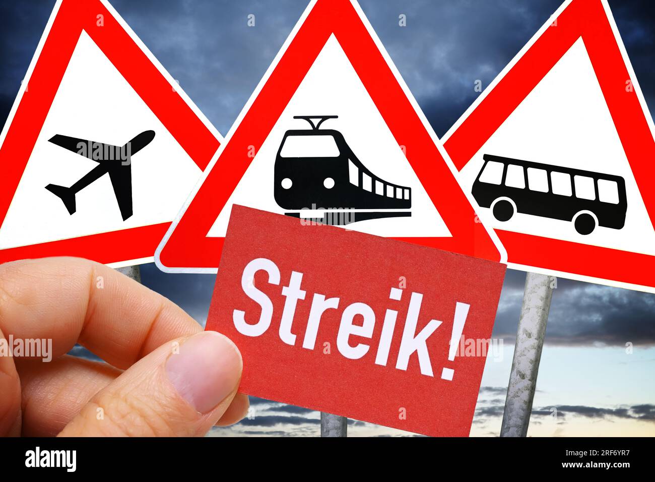 FOTOMONTAGE, Hand hält Schild mit Aufschrift Streik vor Schildern mit Symbolen von Bahn, Bus und Flugzeug Foto Stock