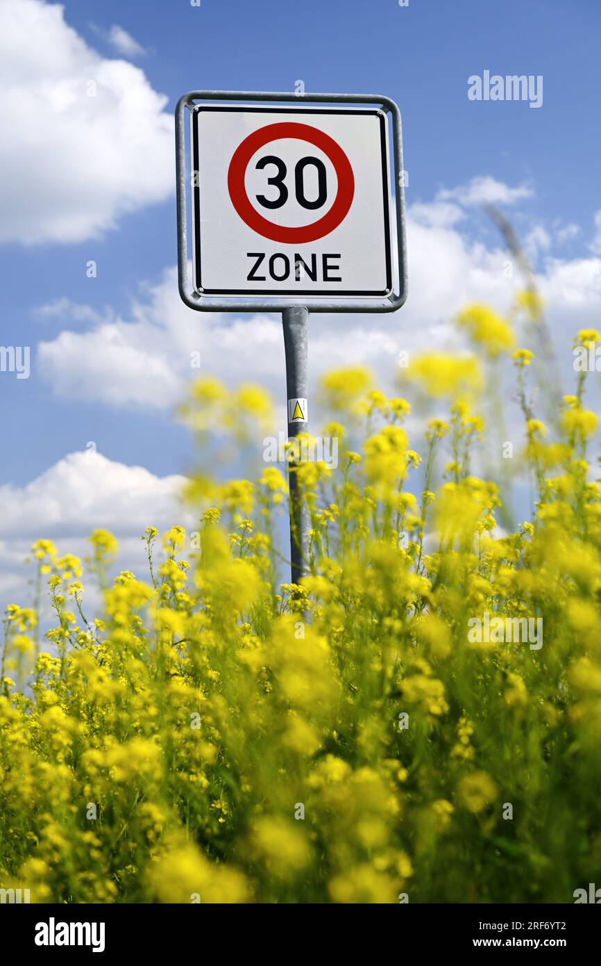 Zone 30 verkehrszeichen immagini e fotografie stock ad alta risoluzione Alamy