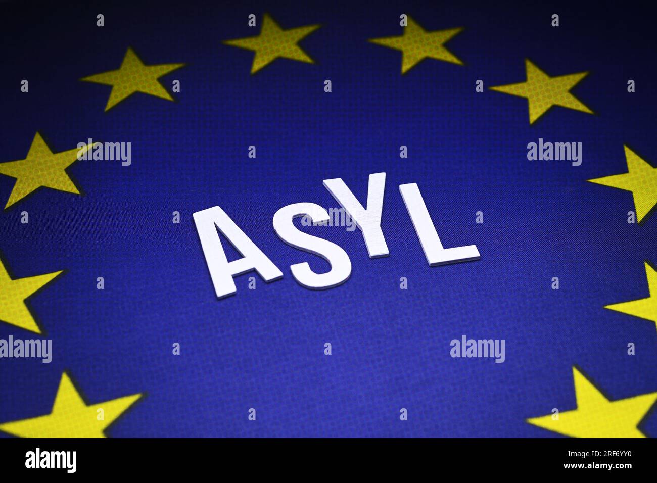 EU-Fahne mit Aufschrift Asyl Foto Stock