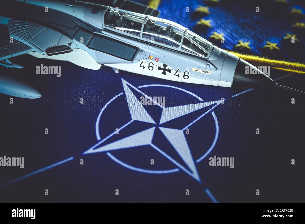 Militärjetmodell auf NATO-Fahne, Symbolfoto Air Defender 2023 NATO-Luftmanöver Foto Stock