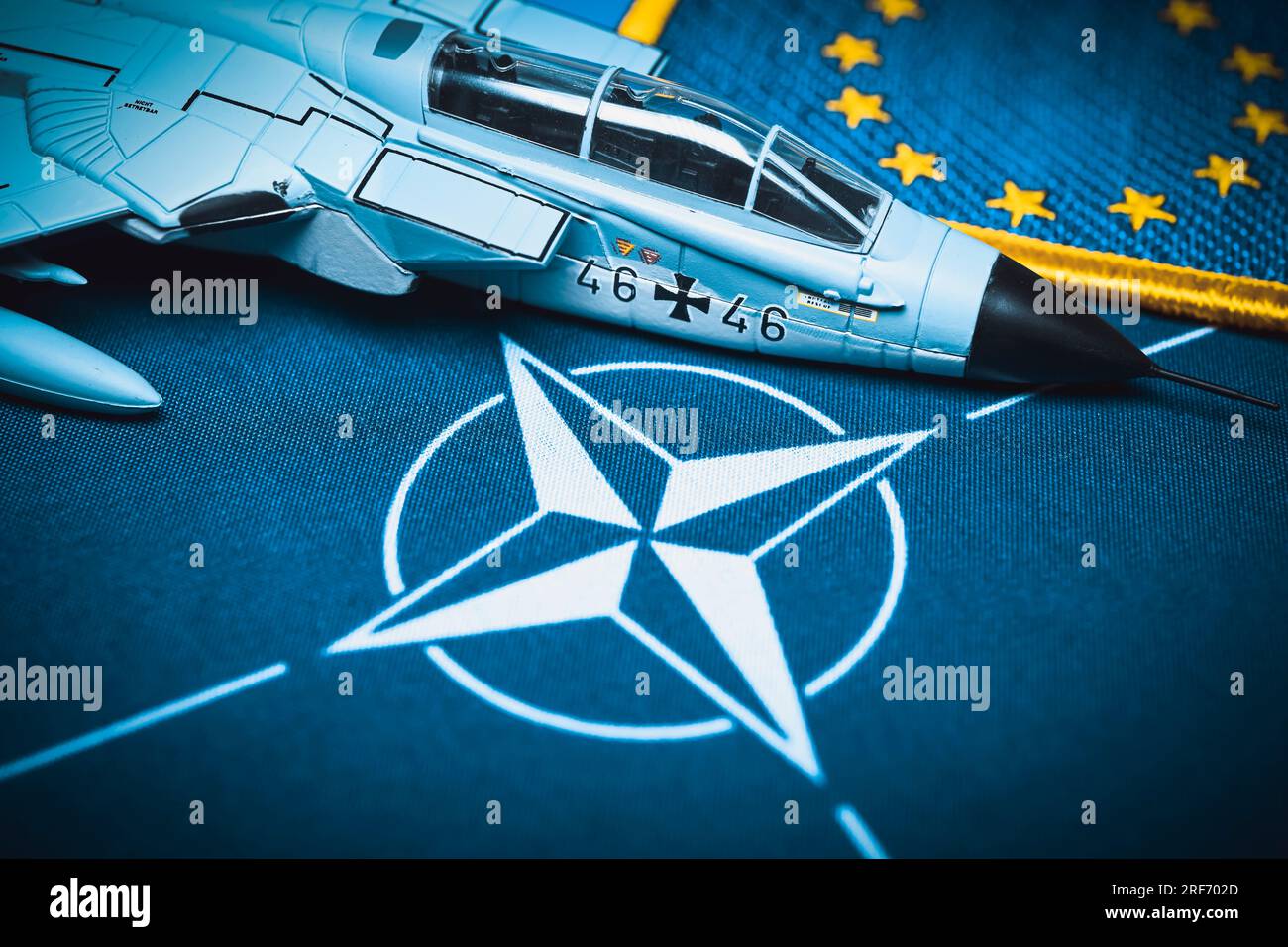 Militärjetmodell auf NATO-Fahne, Symbolfoto Air Defender 2023 NATO-Luftmanöver Foto Stock