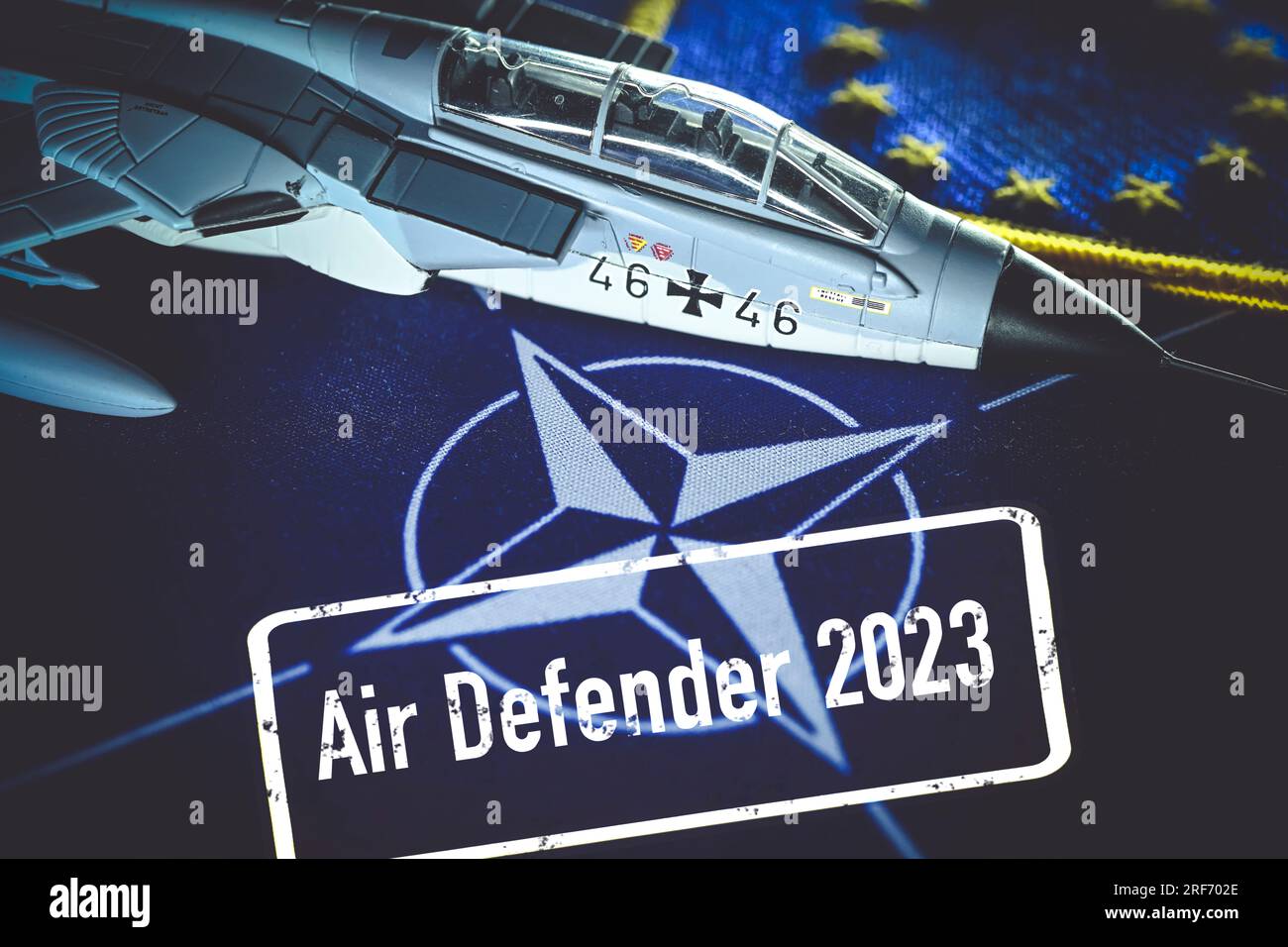 FOTOMONTAGE, Militärjetmodell auf NATO-Fahne, Symbolfoto Air Defender 2023 NATO-Luftmanöver Foto Stock