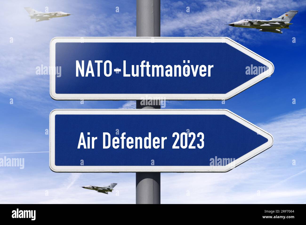FOTOMONTAGE, Wegweiser mit Aufschrift NATO-Luftmanöver und Air Defender 2023 Foto Stock