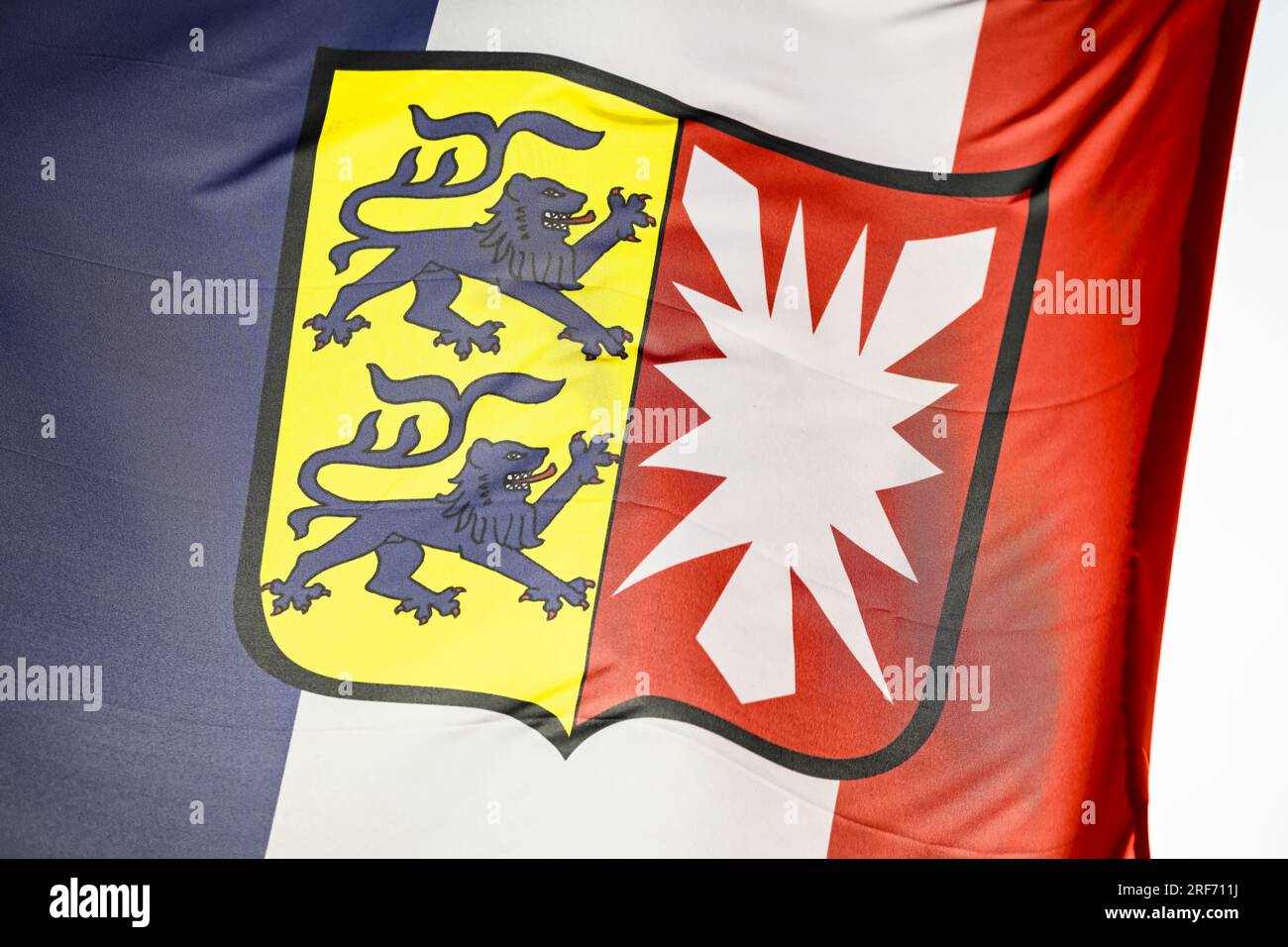 Wehende Fahne des deutschen Bundeslandes Schleswig-Holstein Foto Stock