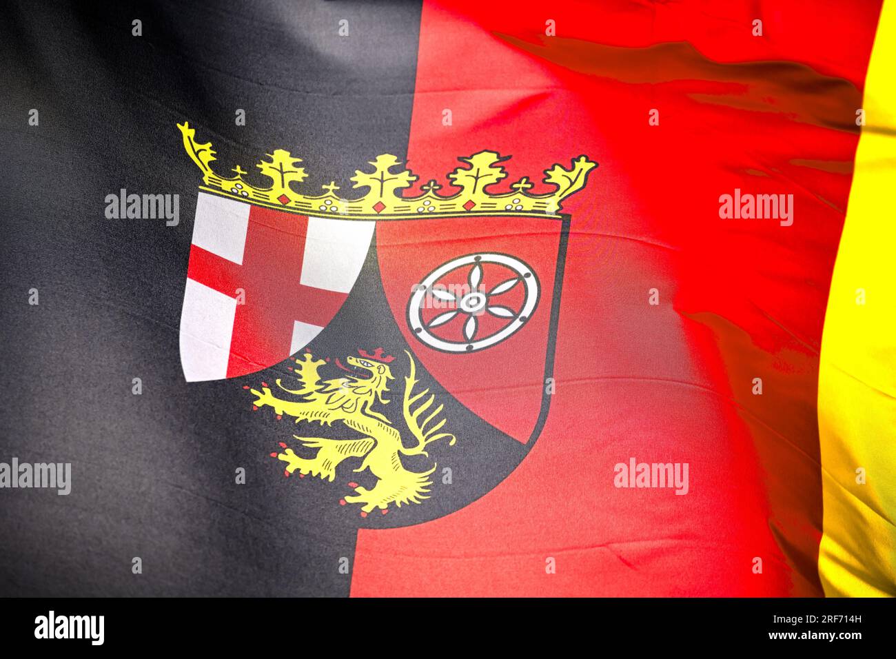 Wehende Fahne des deutschen Bundeslandes Rheinland-Pfalz Foto Stock