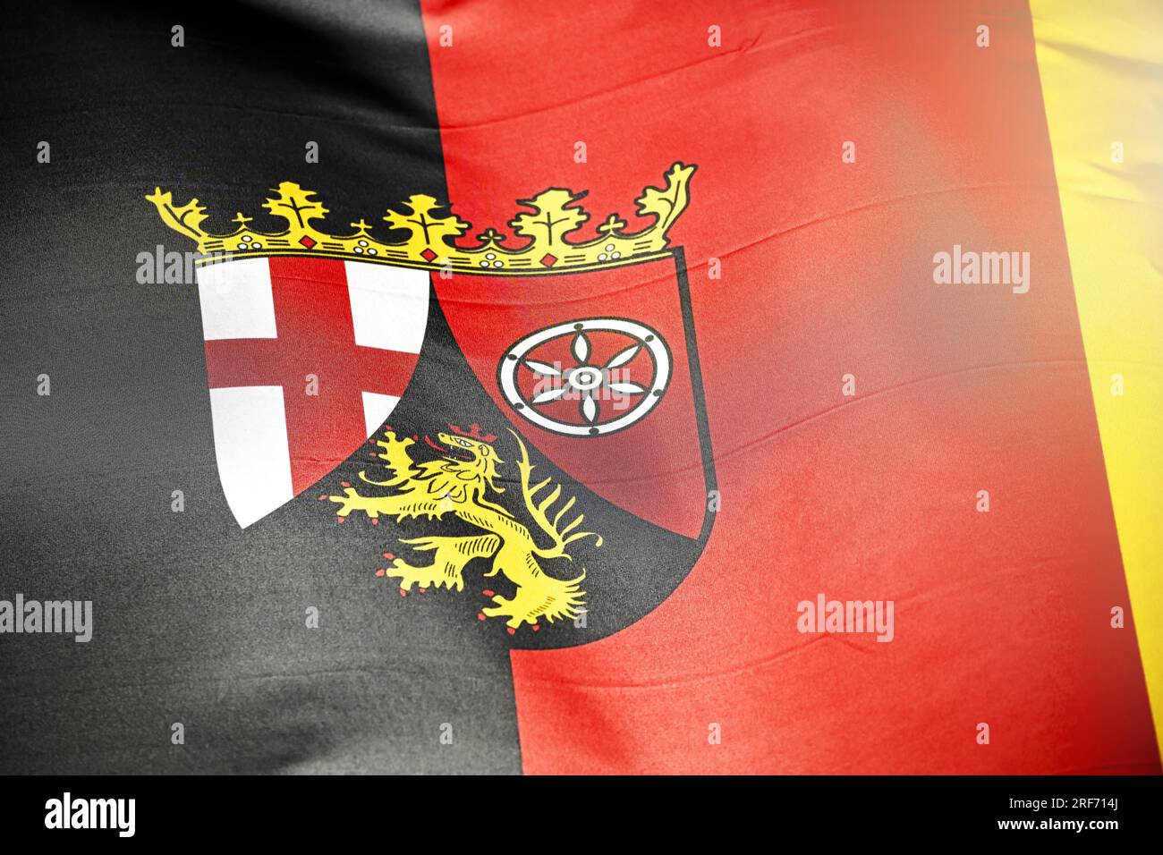 Wehende Fahne des deutschen Bundeslandes Rheinland-Pfalz Foto Stock