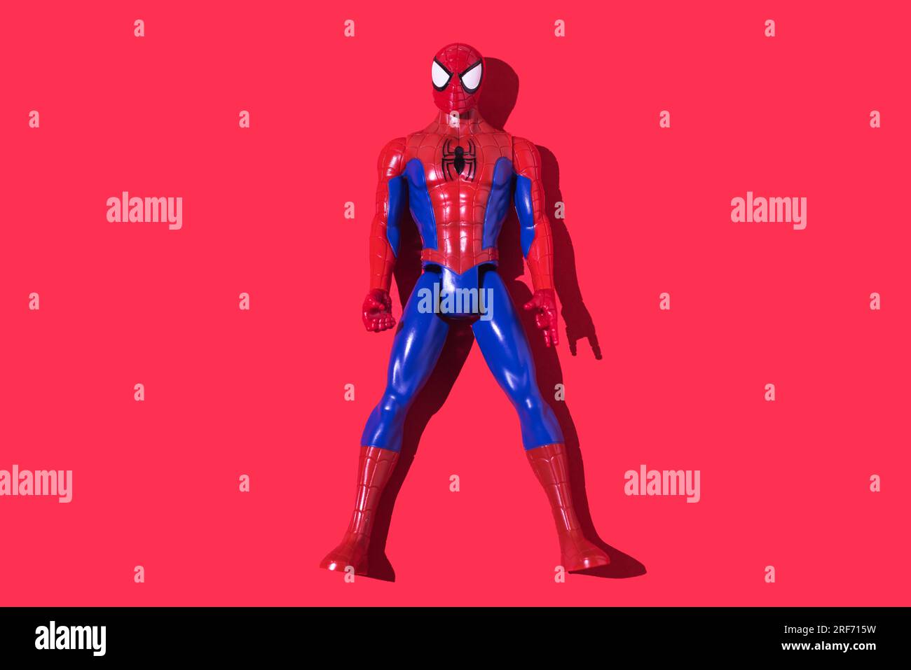 Spiderman di Marvel e Sony su sfondo rosso. Fumetto, supereroe, ragno, uomo ragno, maschera e concetto editoriale. Foto Stock