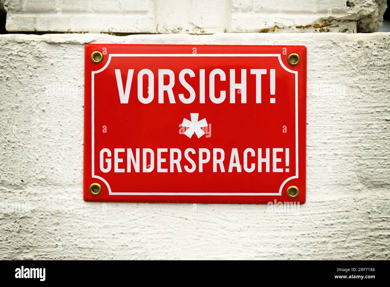 FOTOMONTAGE, Schild mit Aufschrift Vorsicht Gendersprache Foto Stock