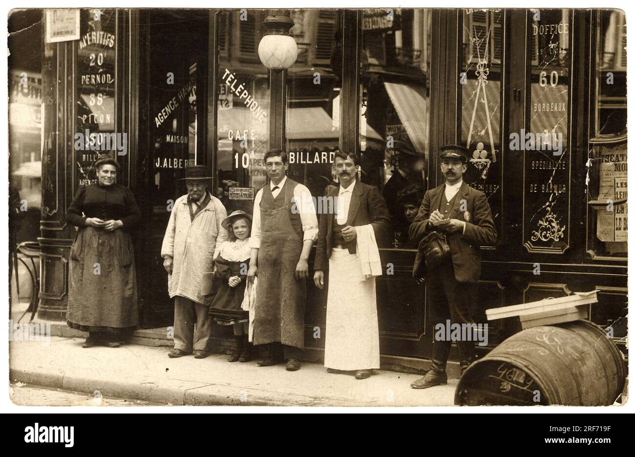 Devanture du debit de vins Albert, 35 rue de la Chaussee d'Antin, Parigi. Carta postale debutto XXeme siecle. Foto Stock